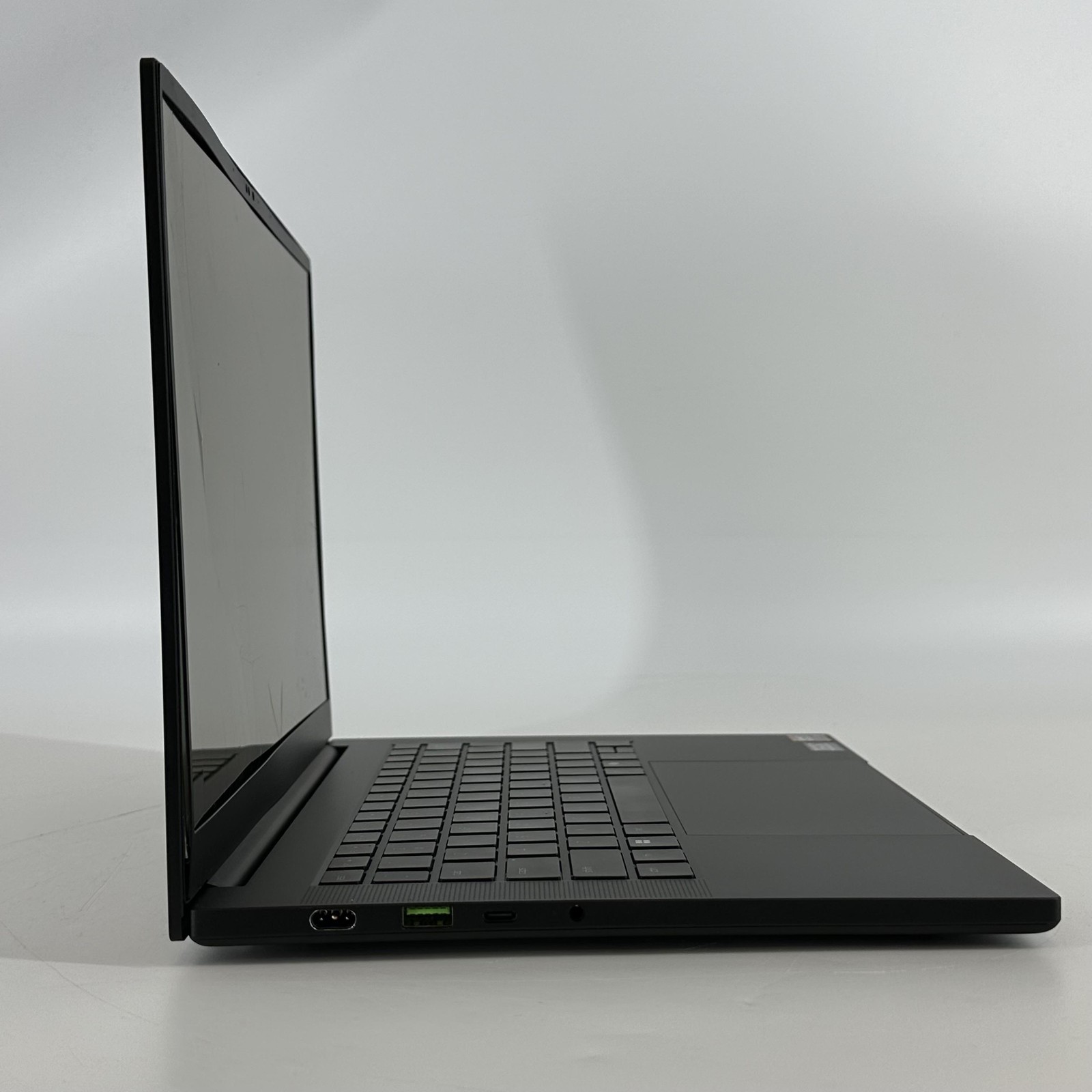 Razer Blade 14 FHD 2025 2.0GHz Ryzen AI 9 365 16GB 1TB RTX 5060 – CRACKED SCREEN