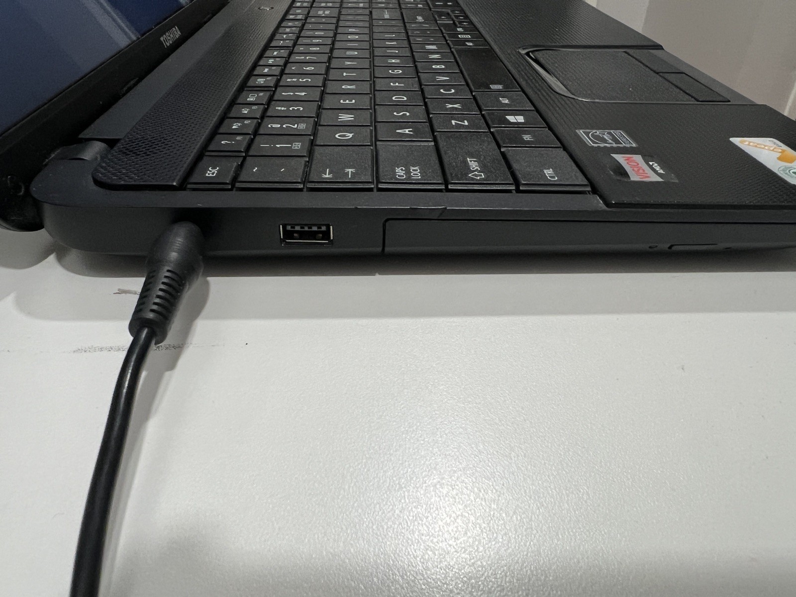 Toshiba Satellite C855D Laptop.8GB RAM 128GB SSD 1.3Ghz AMD E-300 Linux Lubuntu