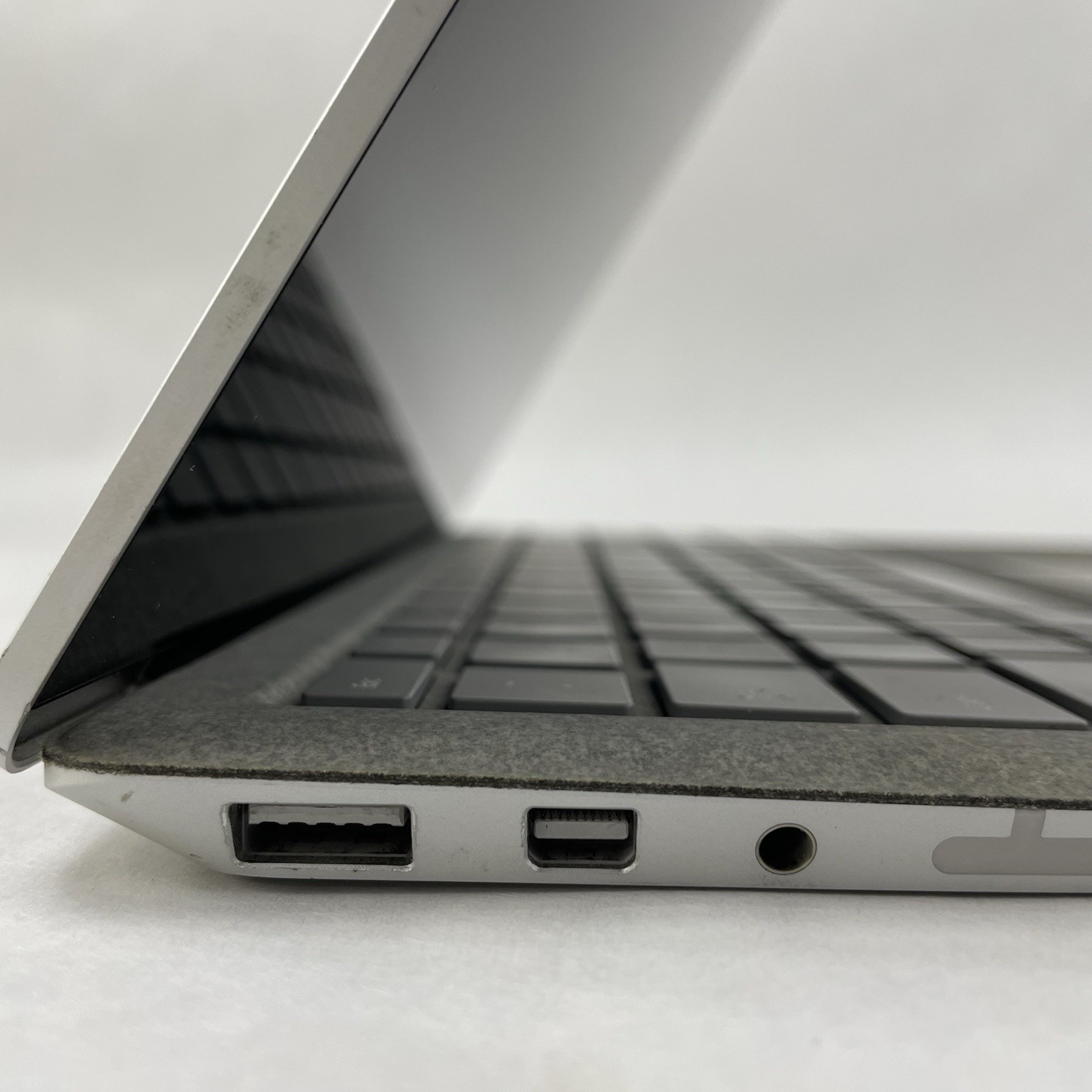 Microsoft Surface Laptop 13.3″ i5-7200U 2.50 GHz 8 GB RAM 256 GB SSD Windows 11