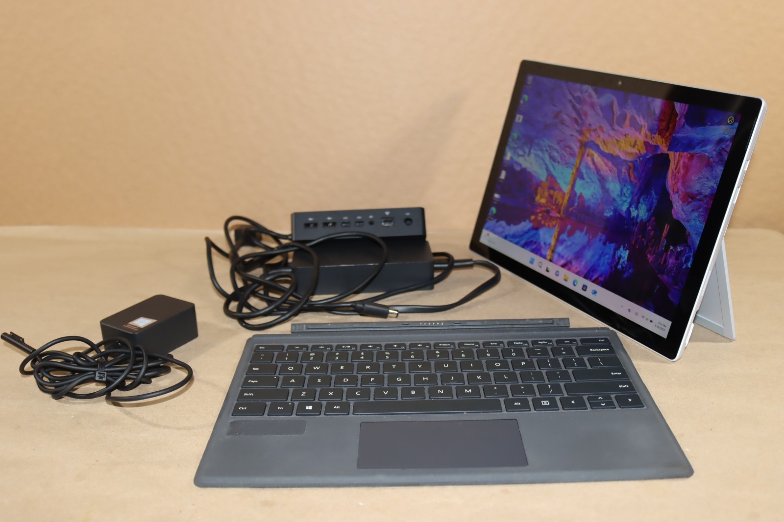 Microsoft Surface Pro 5 i5-7300U 8GB RAM 256GB Wi-Fi + Cellular / LTE