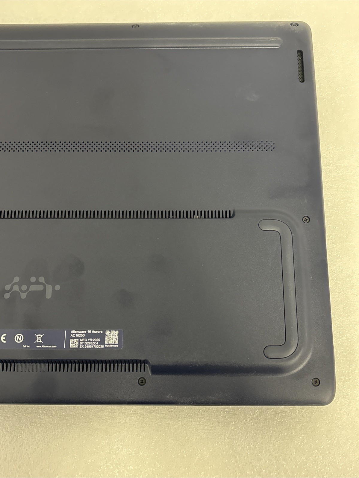Dell Alienware 16 Aurora (1TB, Intel Core 7, 16GB, RTX 5050, Windows 11 Home)