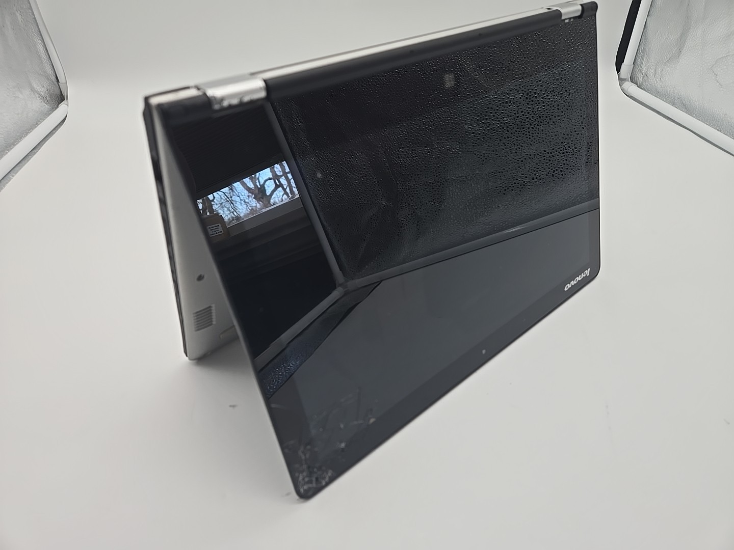 Lenovo YOGA 700-11ISK TOUCH 2-IN-1 ** Broken Screen / For Parts