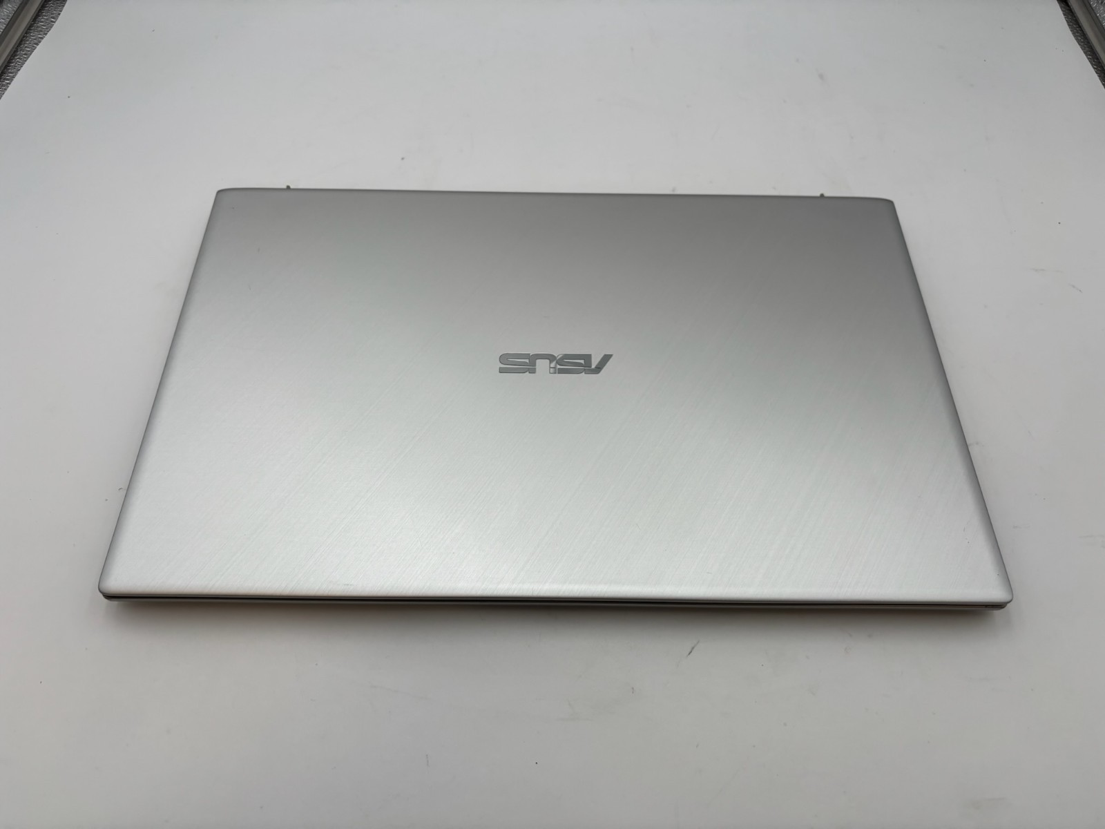 Asus VivoBook S712JA 17.3″ 256 GB SSD 8 GB RAM i5-1035G1 Windows 10 READ