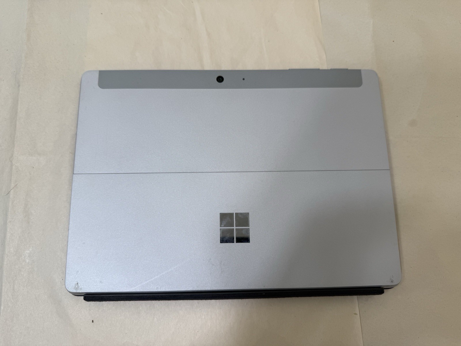 Microsoft Surface GO Tablet + Keyboard 1824 / Pentium 4415Y / 4GB RAM / 64GB SSD