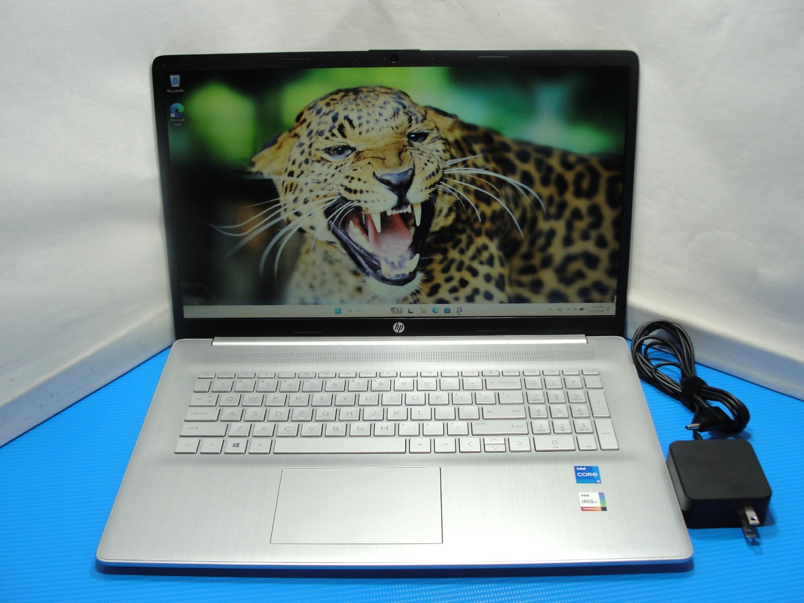 HP 17-CN0021NR 17″HD+ Intel Core i5-1135G7 2.4GHz 8GB 256GB SSD +Charger