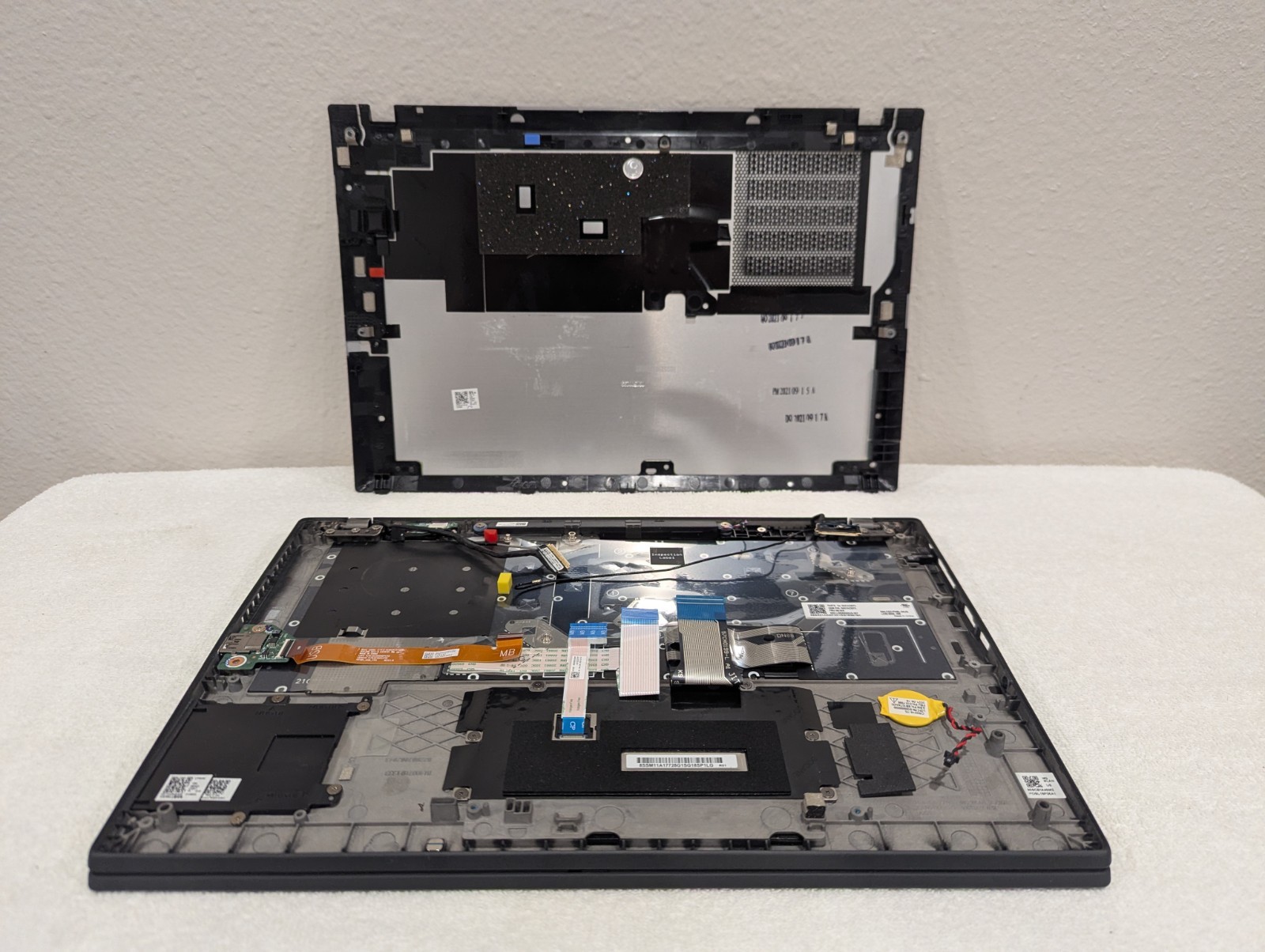 Two Thinkpad T14s gen 2 Chassis & Monitor