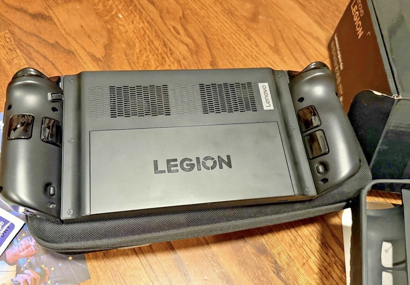 Lenovo Legion Go 8APU1 AMD Ryzen Z1 Extreme 1TB. With New Extra Go 2 Joycons