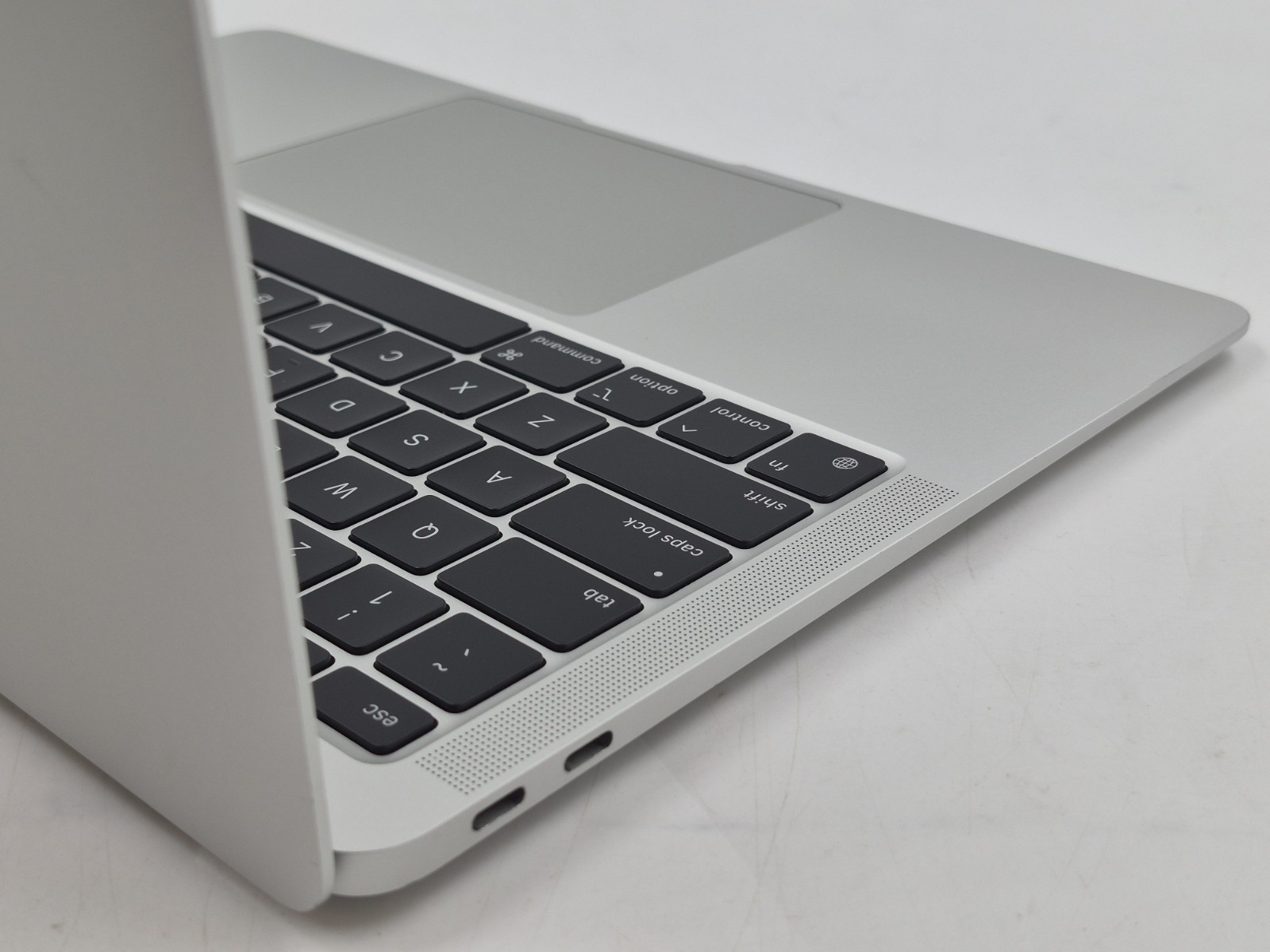 Apple MacBook Air A2337 13″ M1 3.20GHz 8GB RAM 256GB SSD macOS Tahoe