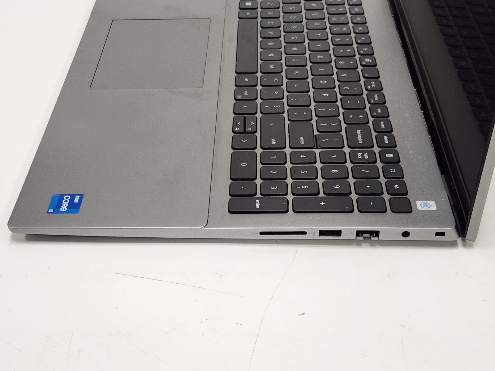 Dell Vostro 5620 Laptop Intel Core i5-1240P 1.7GHz 8GB RAM 256GB SSD W11P + AC