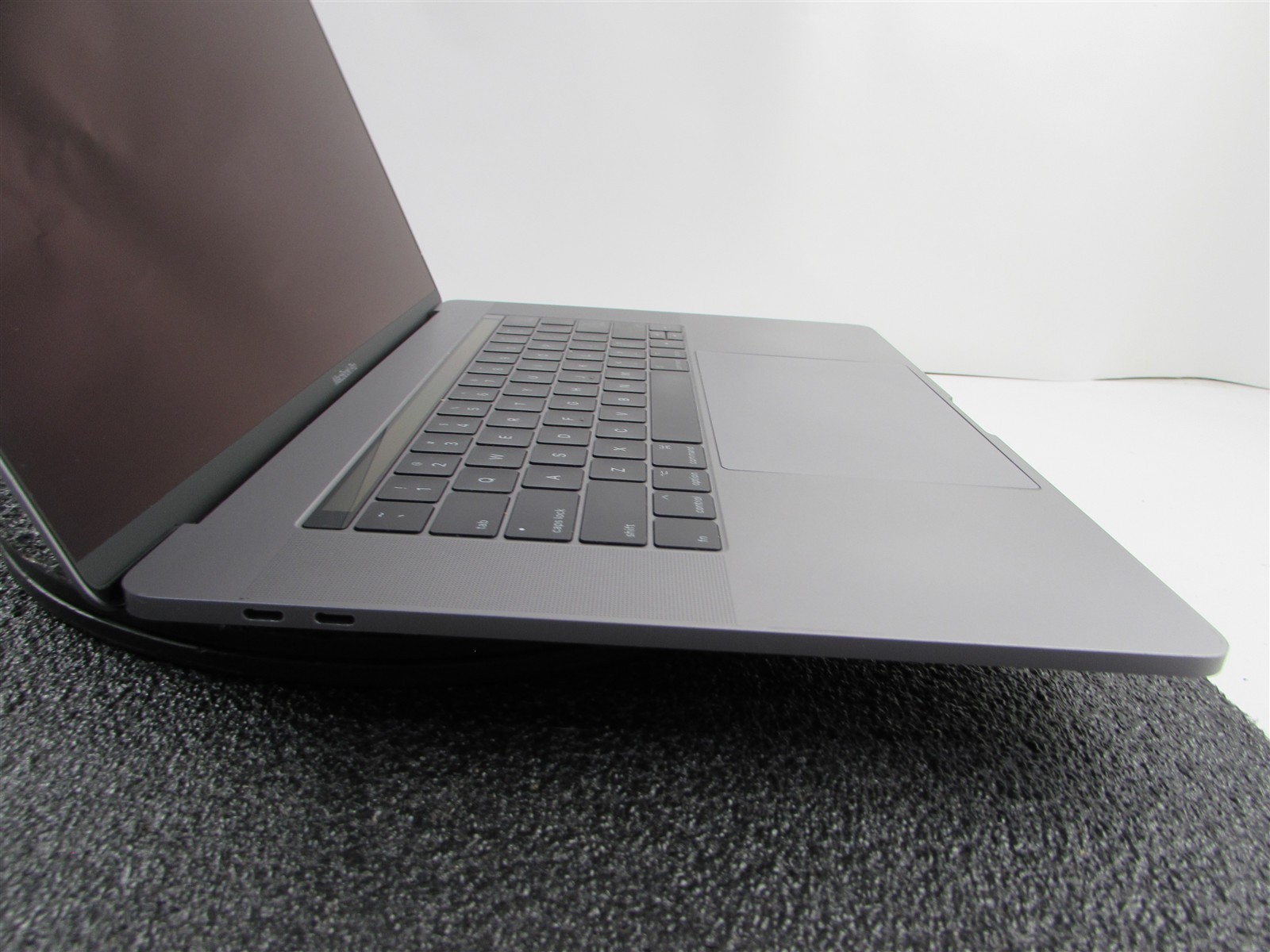 APPLE MACBOOK PRO A1707 2880X1800 I7-7700HQ 256GB SSD 16GB RAM AMD GPU NO O.S