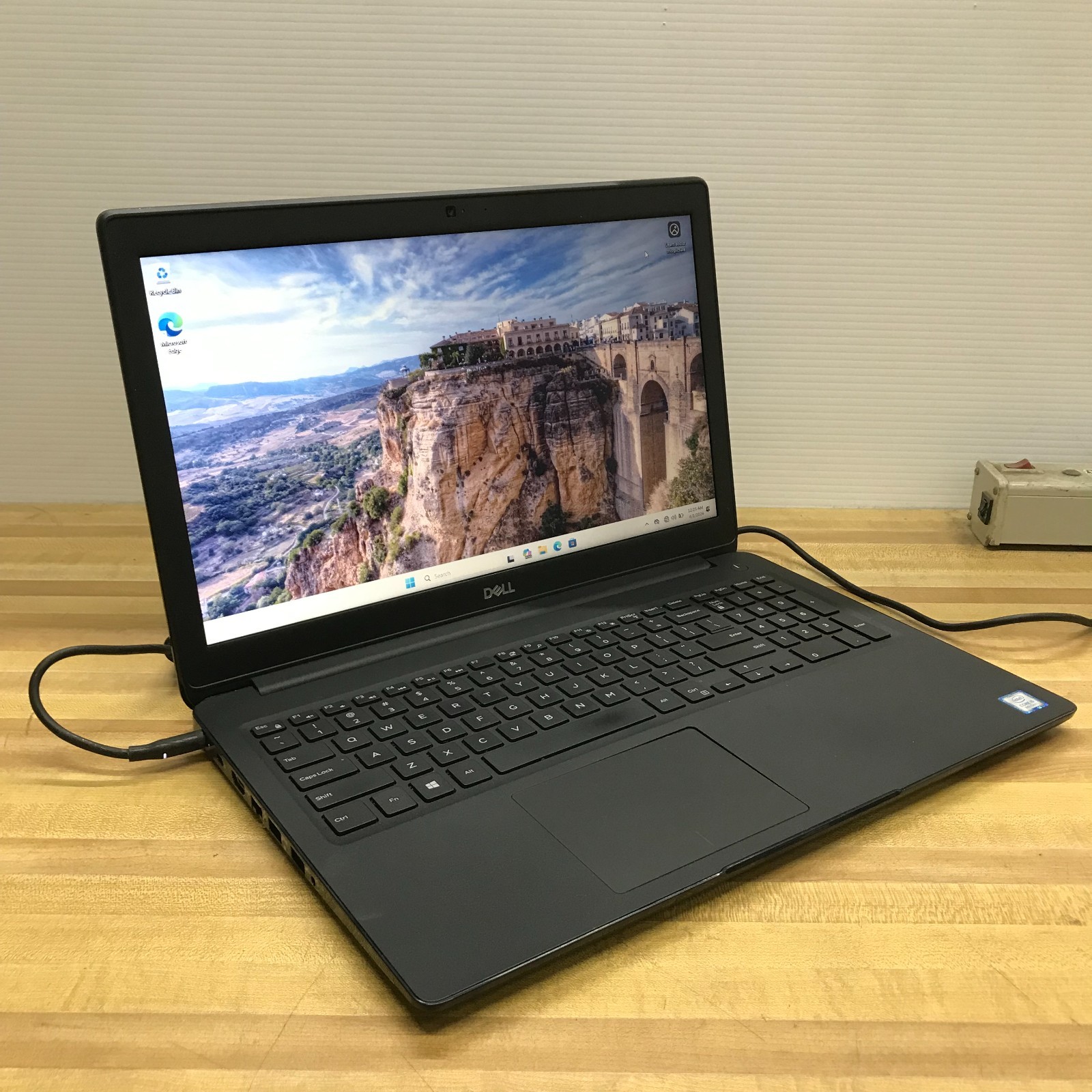 Dell Latitude 3500 15.6″ i5-8265u 1.6GHz 8GB RAM 256GB M.2 SSD (Windows 11 Pro)