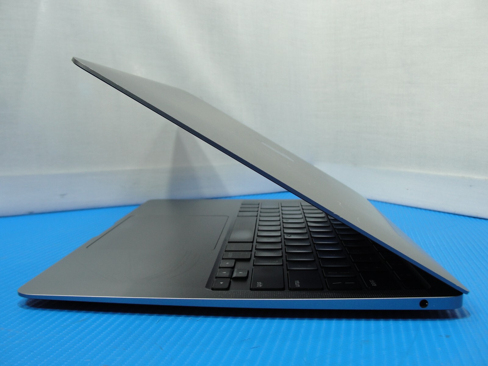 161 cycle Apple MacBook Air 13″ M1 2020 8CPU/7GPU 8GB 256GB SSD A2337/MGN63LL/A