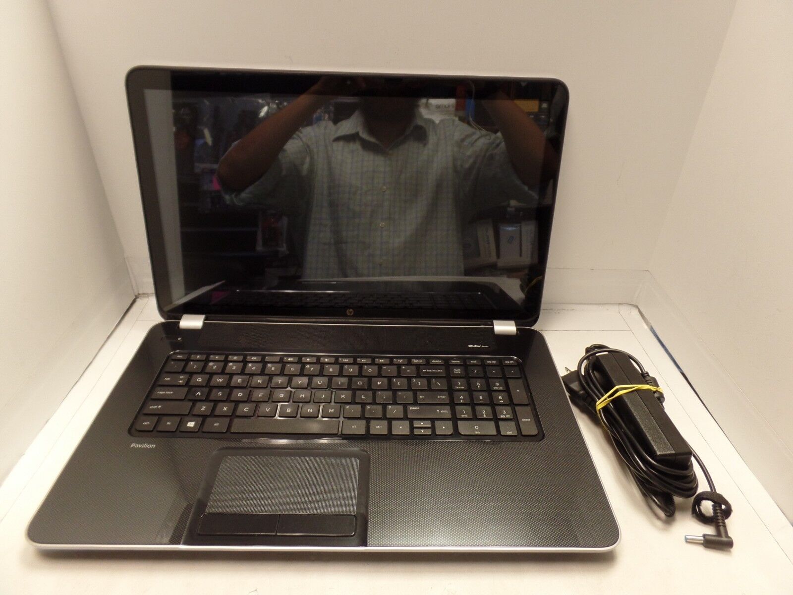17.3″ HP Pavilion TouchScren AMD A8-5550M 2.10GHz 10GB 1TB Radeon HD 8550G Win10