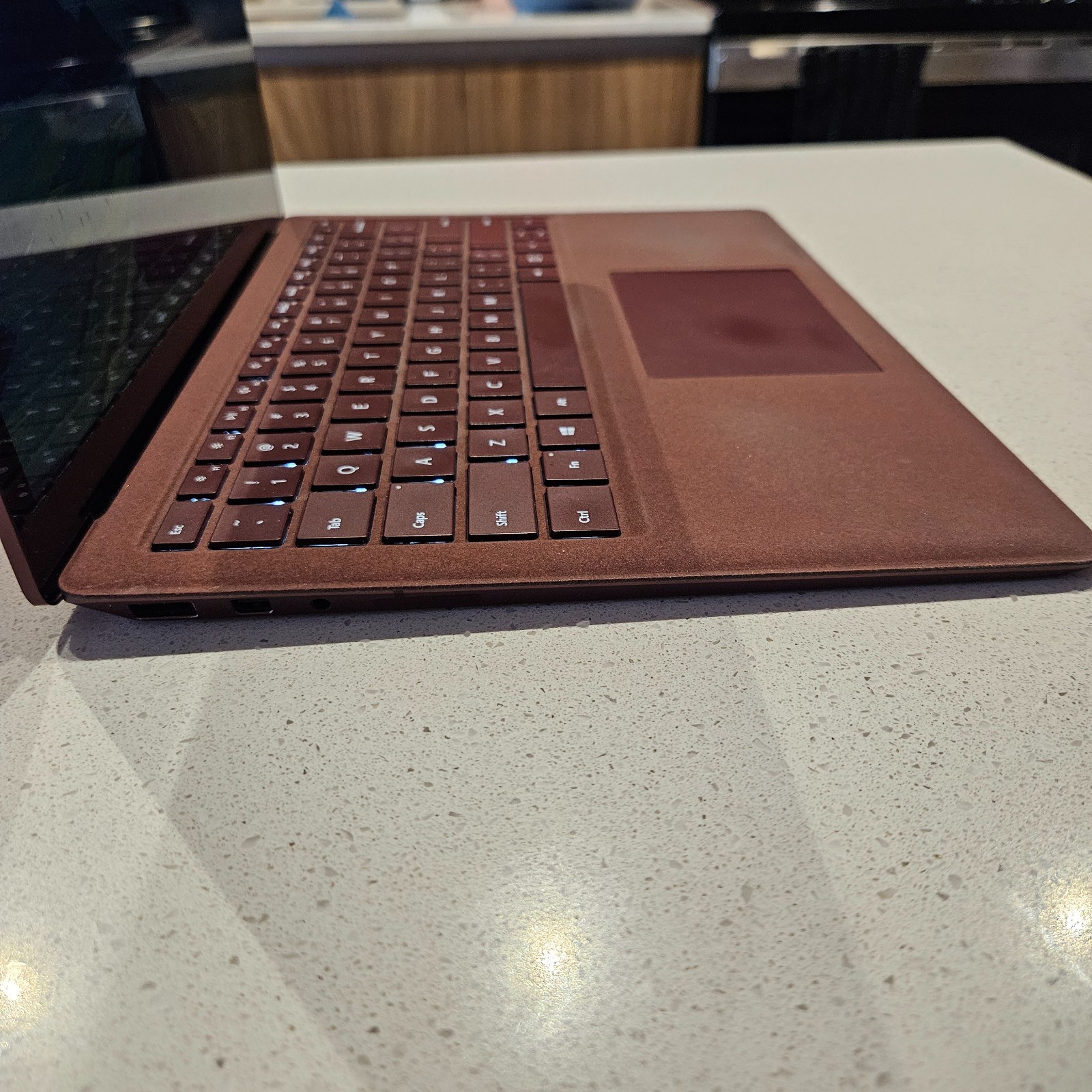 Microsoft Surface Laptop 2 – 13.5″ – Burgundy