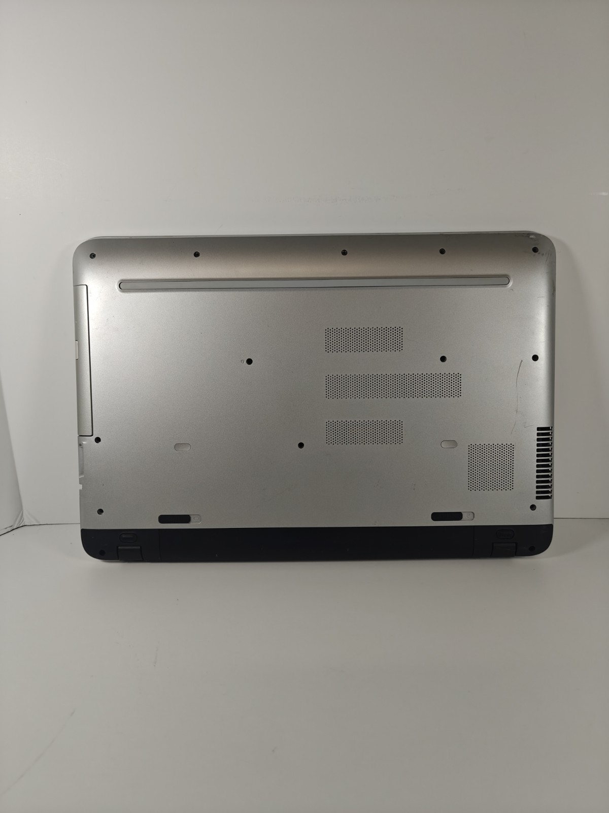 Hp 17-g161us Laptop For Parts Bad Screen/Won’t Boot See Pics