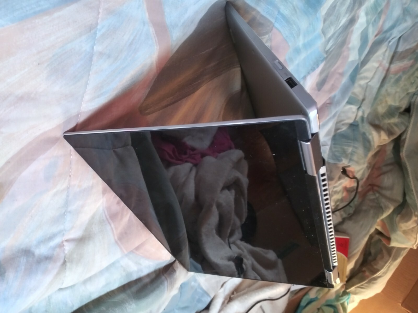 Lightly used lenovo yoga 720-13ikb 2 in 1 silver laptop
