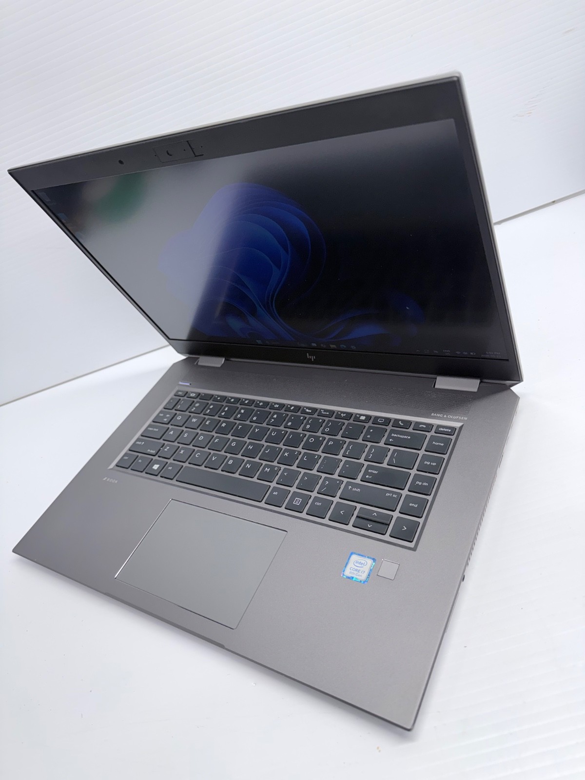 HP ZBook Studio G5 | i7-8850H | 24GB DDR4 | P1000 | 15.6″ l 256 GB SSD