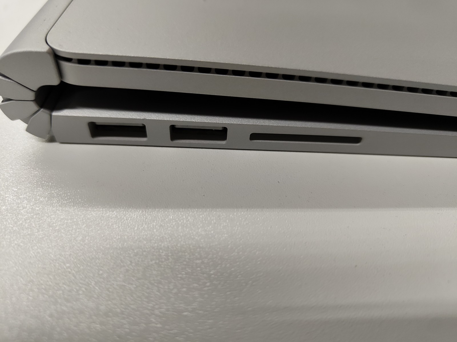 Microsoft Surface Book 1st Generation 13.5″ 128GB, Intel I5, 8GB RAM (FOR PARTS)