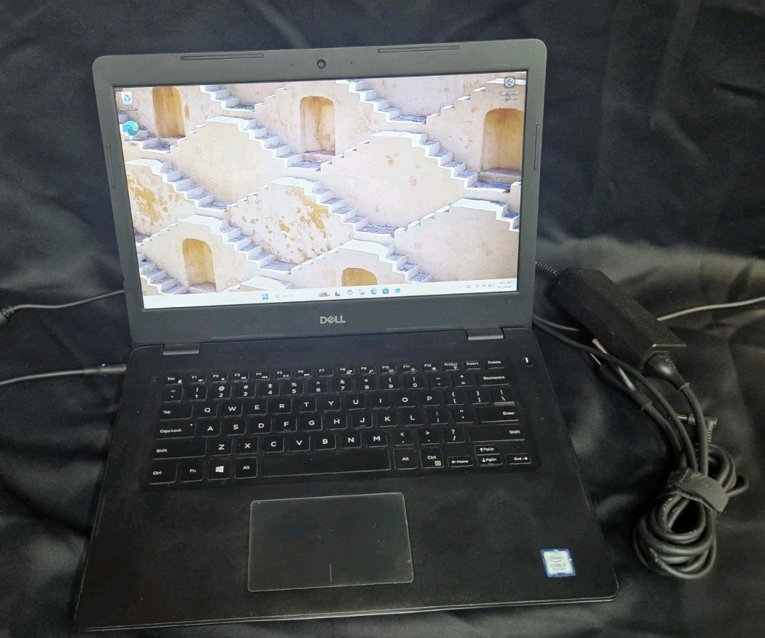 Dell Latitude 3590 15.6” i7-8550U 8GB RAM 256GB SSD R7 M460 Win11P wifi