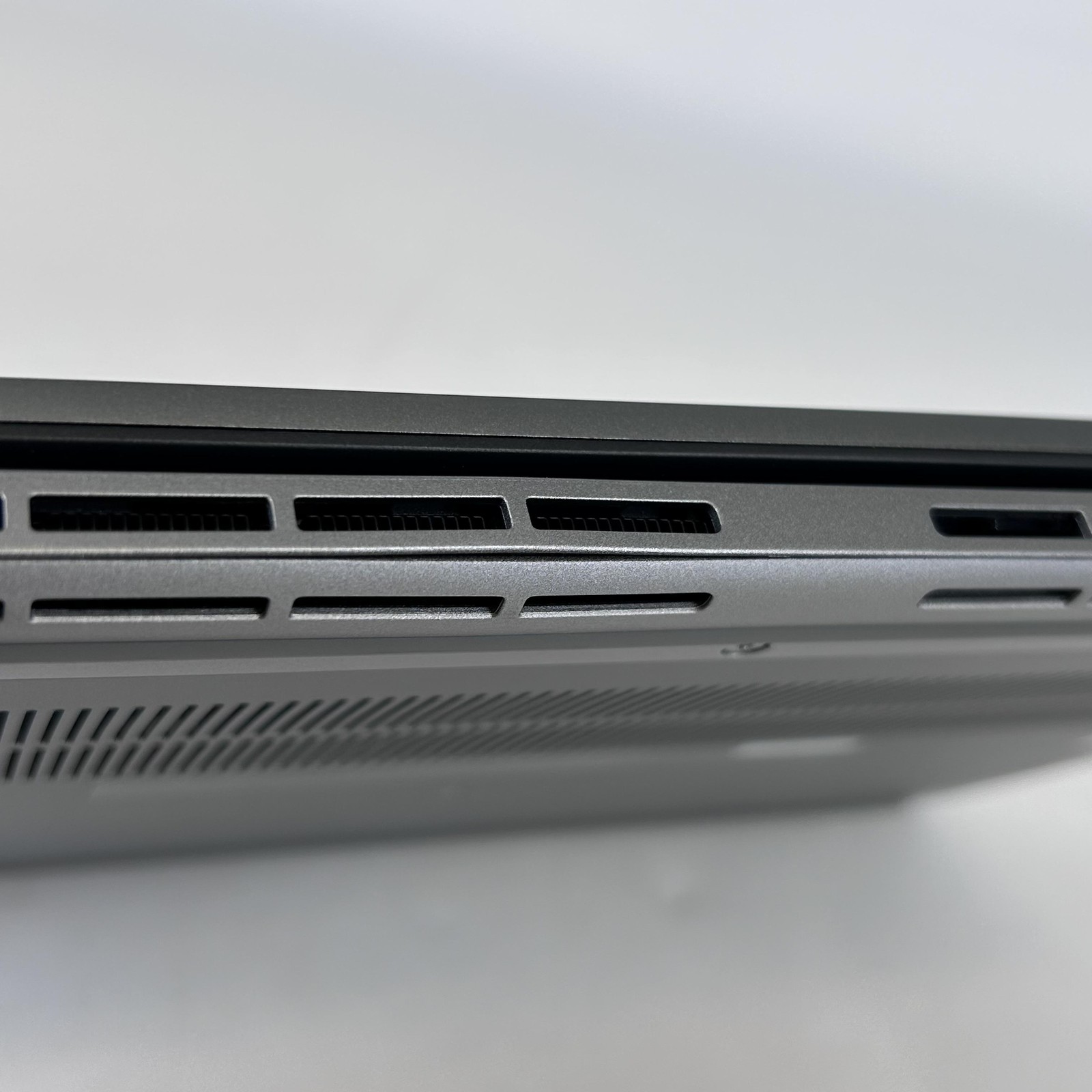 Dell Latitude 7450 14 Gray FHD+ 2.1 GHz Ultra 5 135U 32GB 256GB SSD Very Good