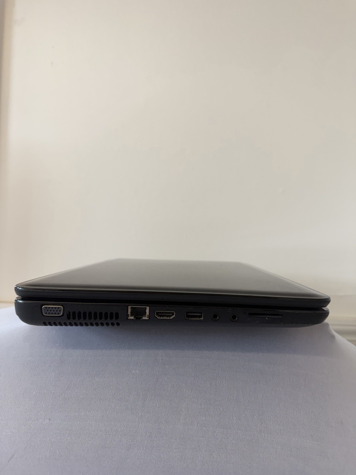 HP Notebook 2000 Laptop – Good Screen – AMD E-300 – RAM 4 GB – Read Des