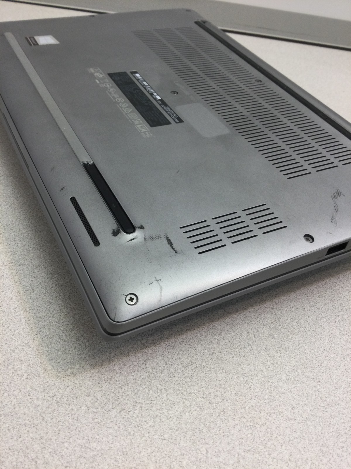 Dell Latitude 13 5300 13.3″(256GB SSD, Core i7-8665U, 1.90GHz, 16GB…