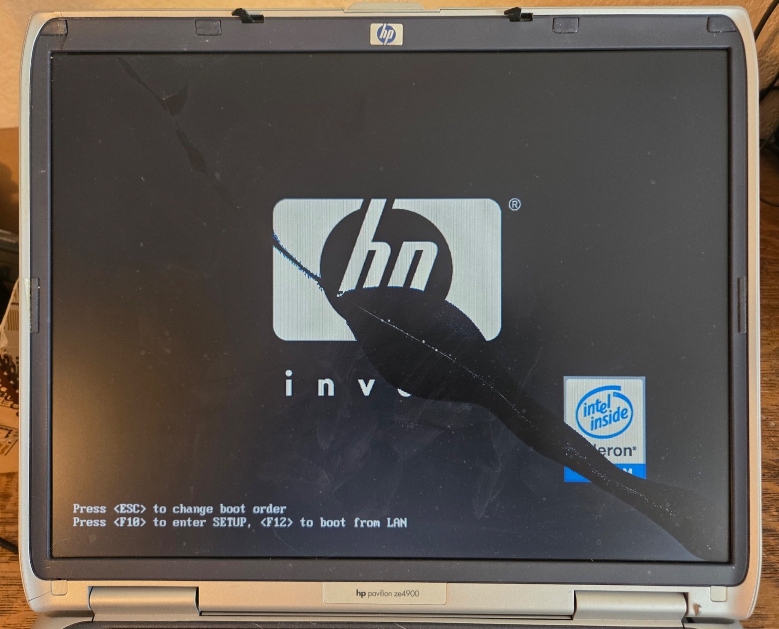 HP Pavilion ZE4910US Laptop Intel Celeron w/AC Adapter *Cracked Screen*