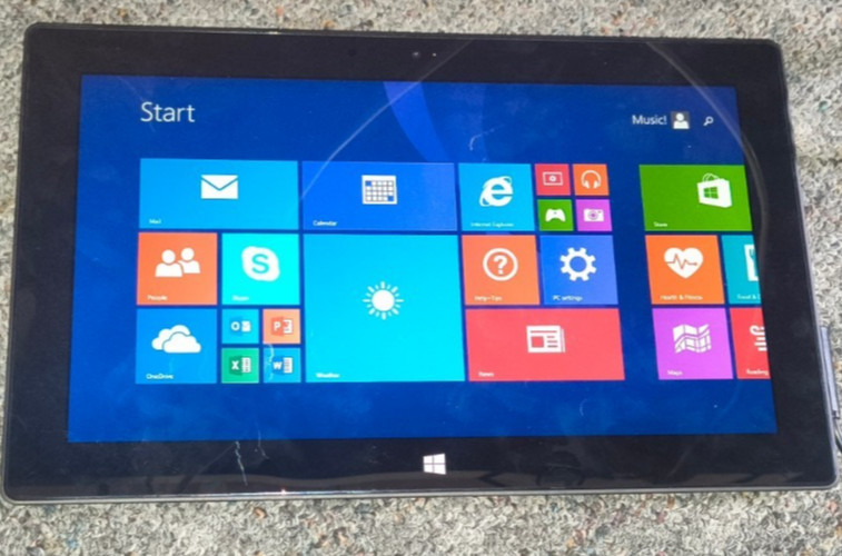 Microsoft Surface RT Tablet with Charger 64GB 2 GB RAM Touchscreen B