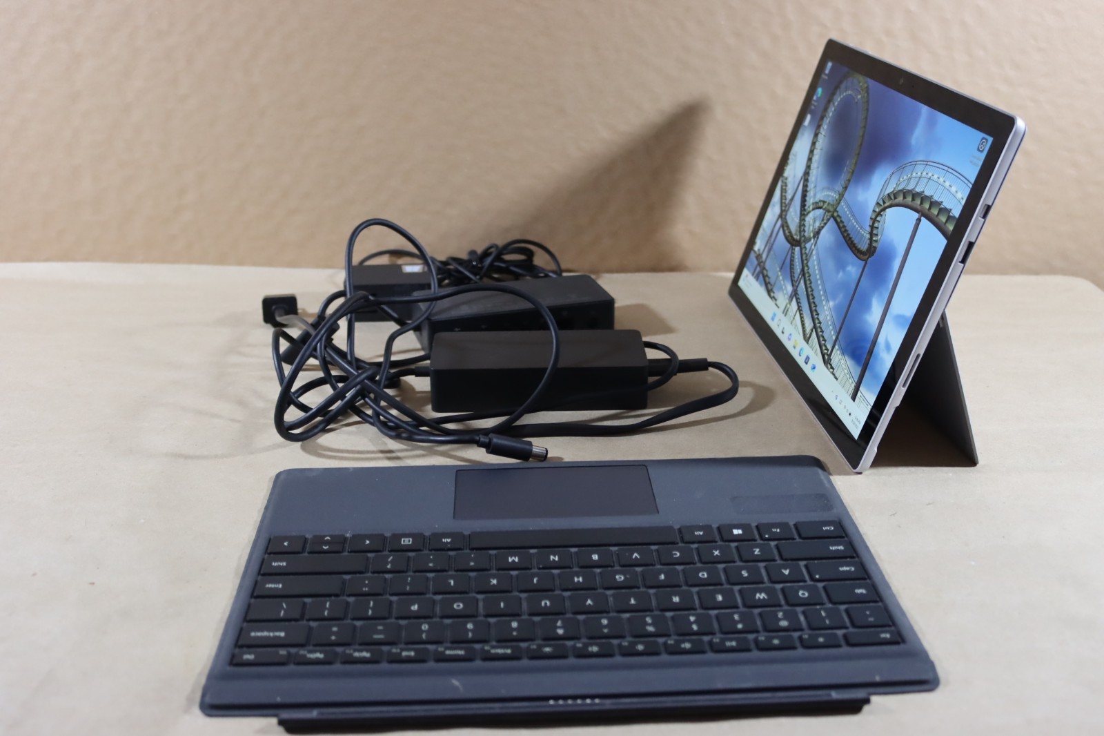 Microsoft Surface Pro 5 i5-7300U 8GB RAM 256GB Wi-Fi + Cellular / LTE