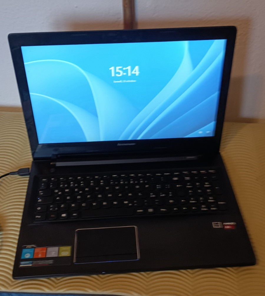 Lenovo ideapad z50-75 15.6″ AMD A8-7100 8core 8gb 128gb AMD radeon r5 m230 2GB