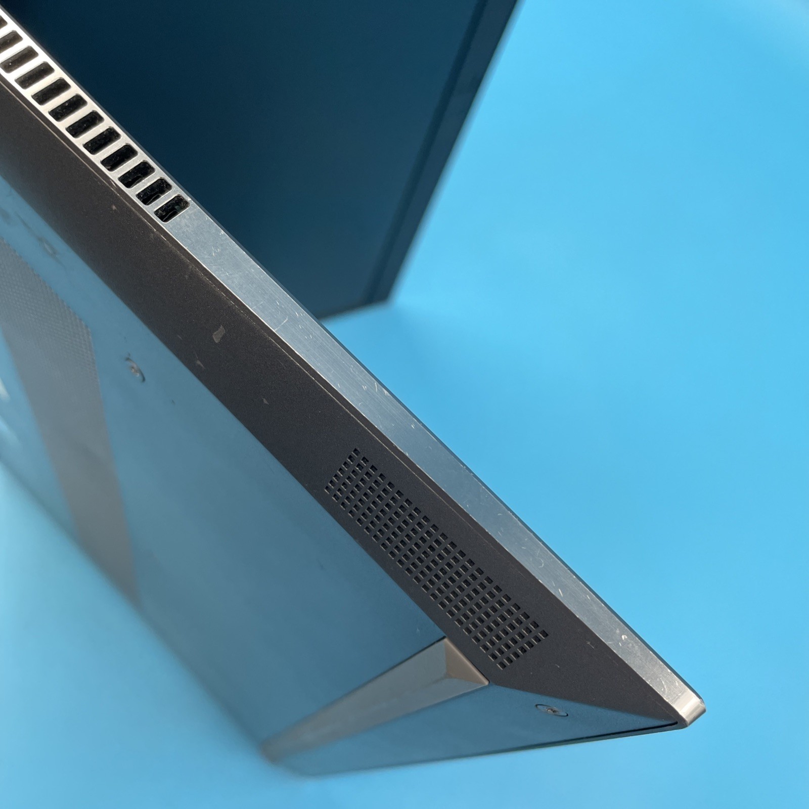 HP ZBook Studio G5 | i7-8850H | 8GB RAM | NO SSD | P1000 | NO OS | 61% BATT
