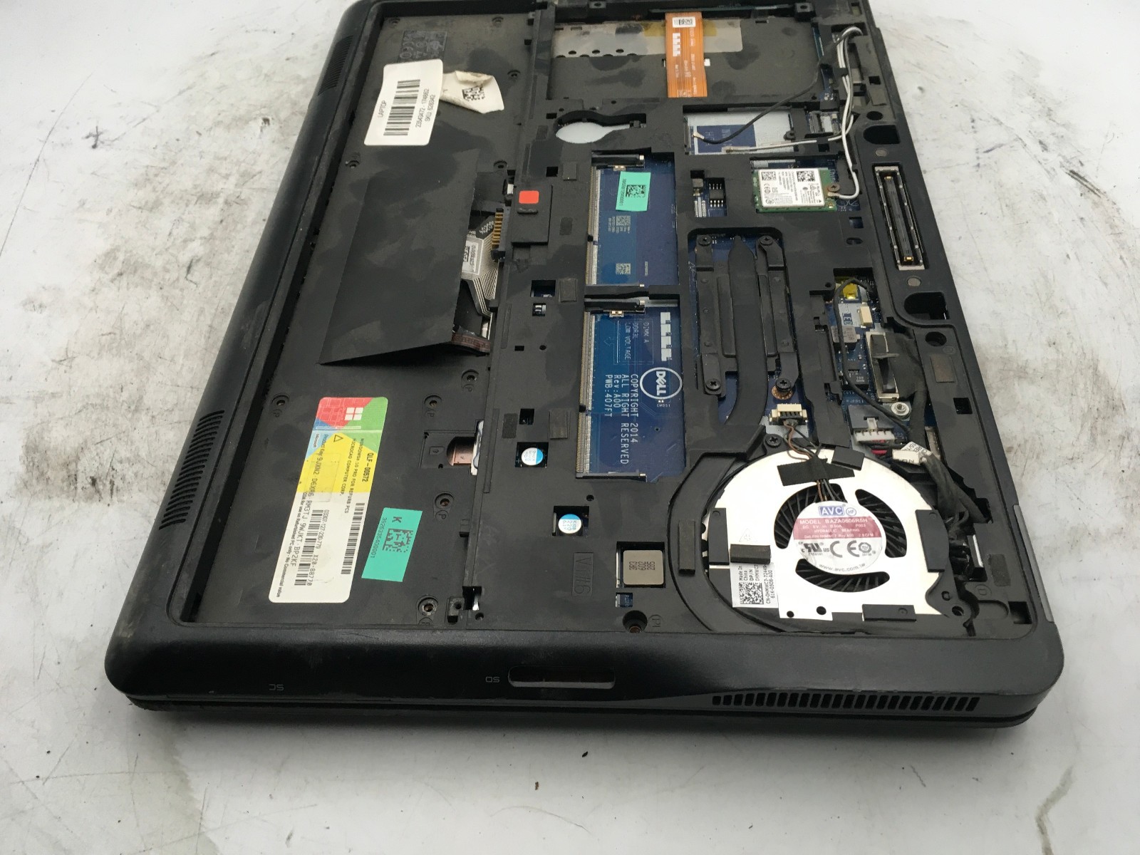 DELL LATITUDE E7450 – FOR PARTS/LCD LEAKED – INTEL I7 5600U – NO RAM – READ – BB