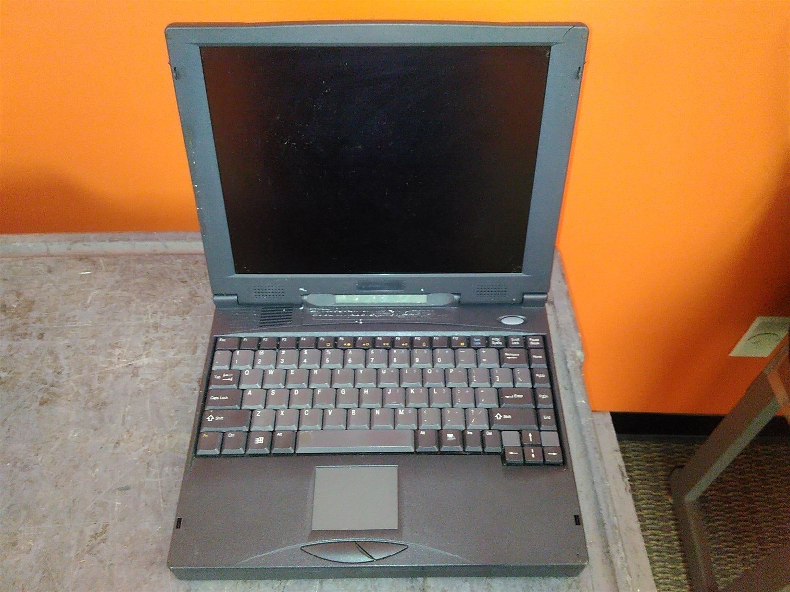 Bad Floppy MicroQuest P79T Retro Laptop Pentium MMX 166MHz 32MB 0HD NO PSU AS-IS
