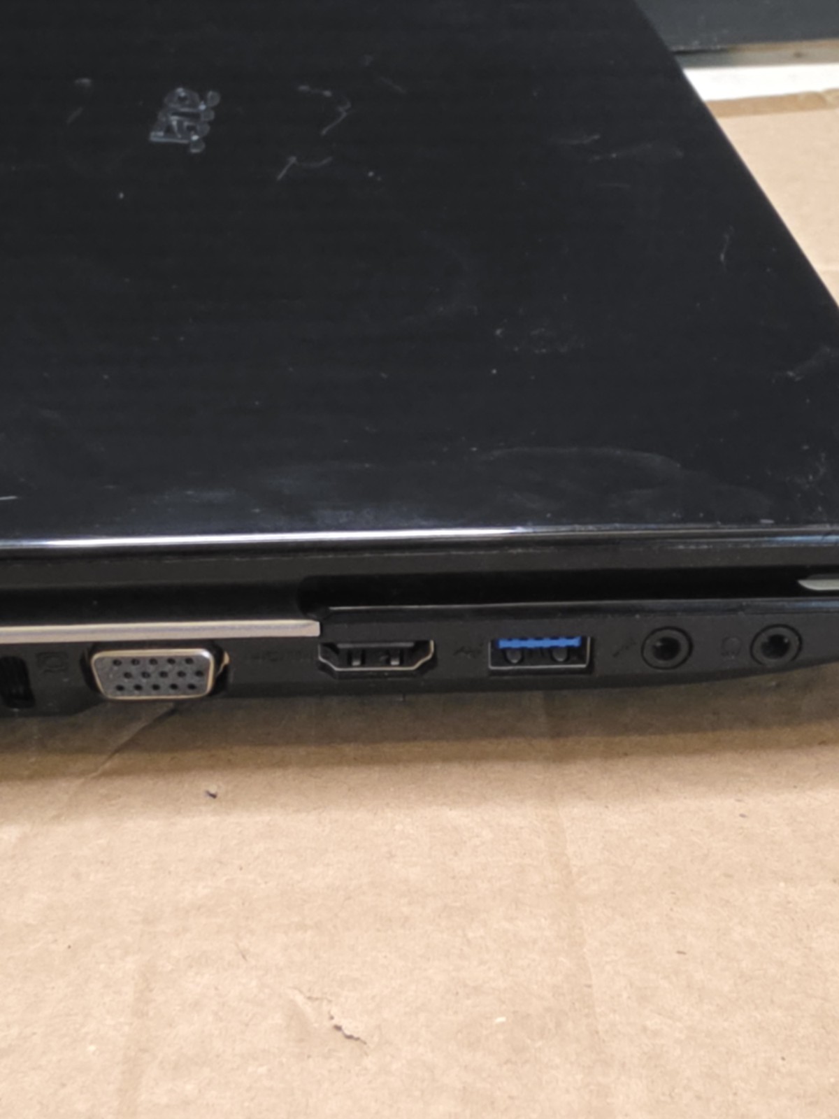 Aspire V3-551-8887 Laptop, Windows 10 AMD A8-4500M 4GB RAM 465GB HD NO BATTERY