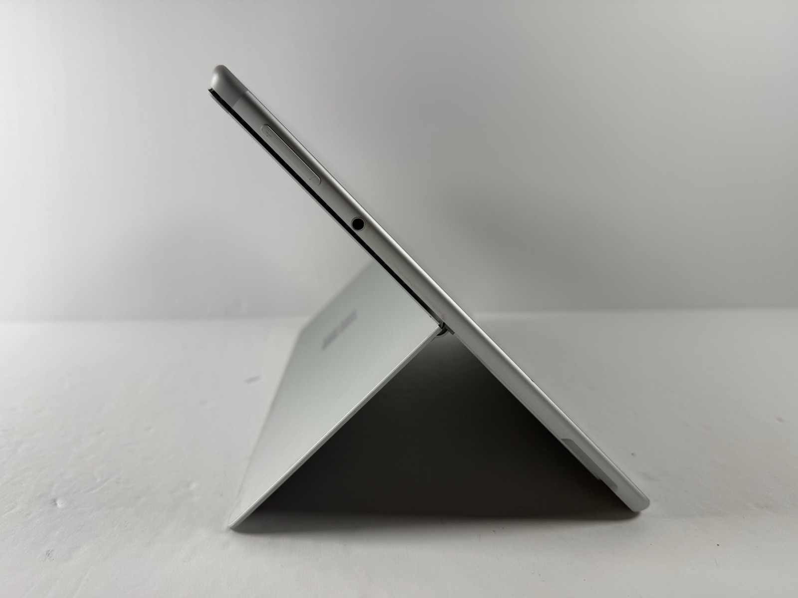 Microsoft Surface Pro 8 (1982) i5-1145G7 – 16GB RAM – 256GB 120Hz – Win 11 Pro