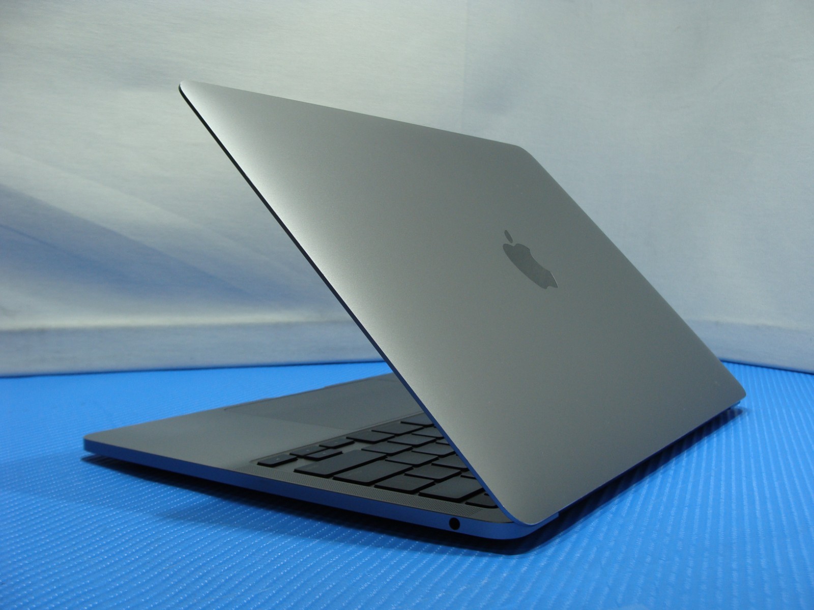 Apple MacBook Pro (2020) 13.3″ A2338 M1 8CPU/8GPU 3.2GHz 16GB 512GB SSD +Charger