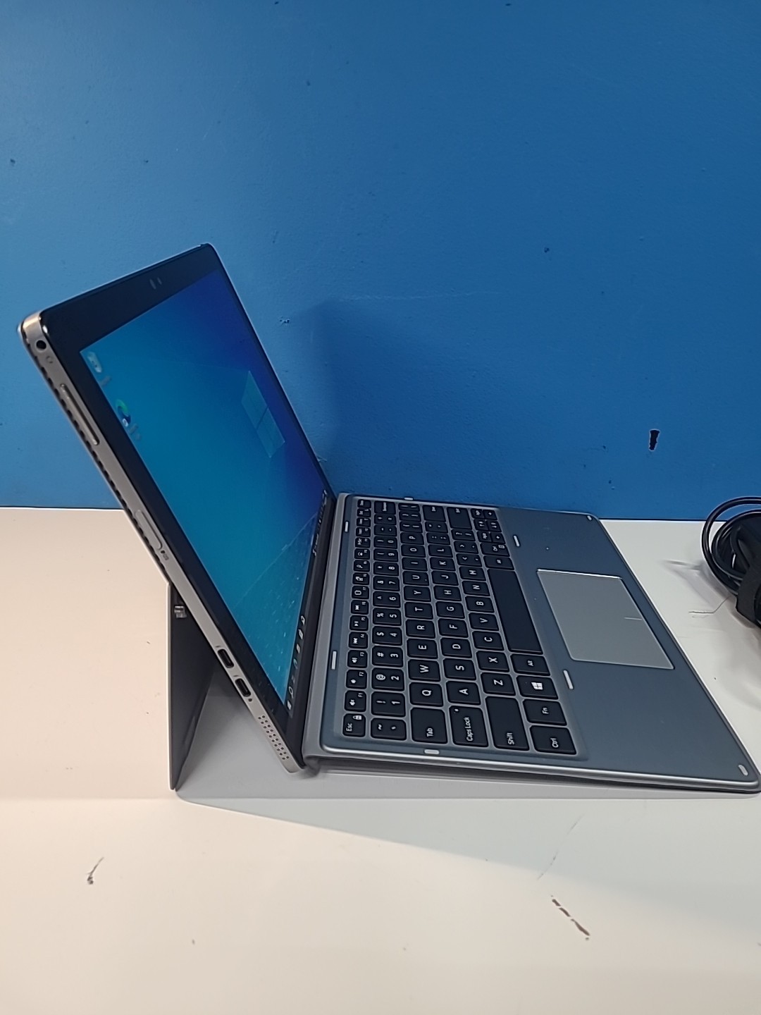 Dell Latitude 7210 Core i7-10610U 1.80GHz 16GB 256GB SSD Touch Screen W/adaptor