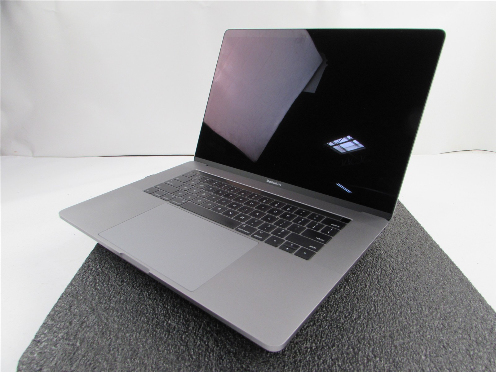 APPLE MACBOOK PRO A1707 2880X1800 I7-7700HQ 256GB SSD 16GB RAM AMD GPU NO O.S