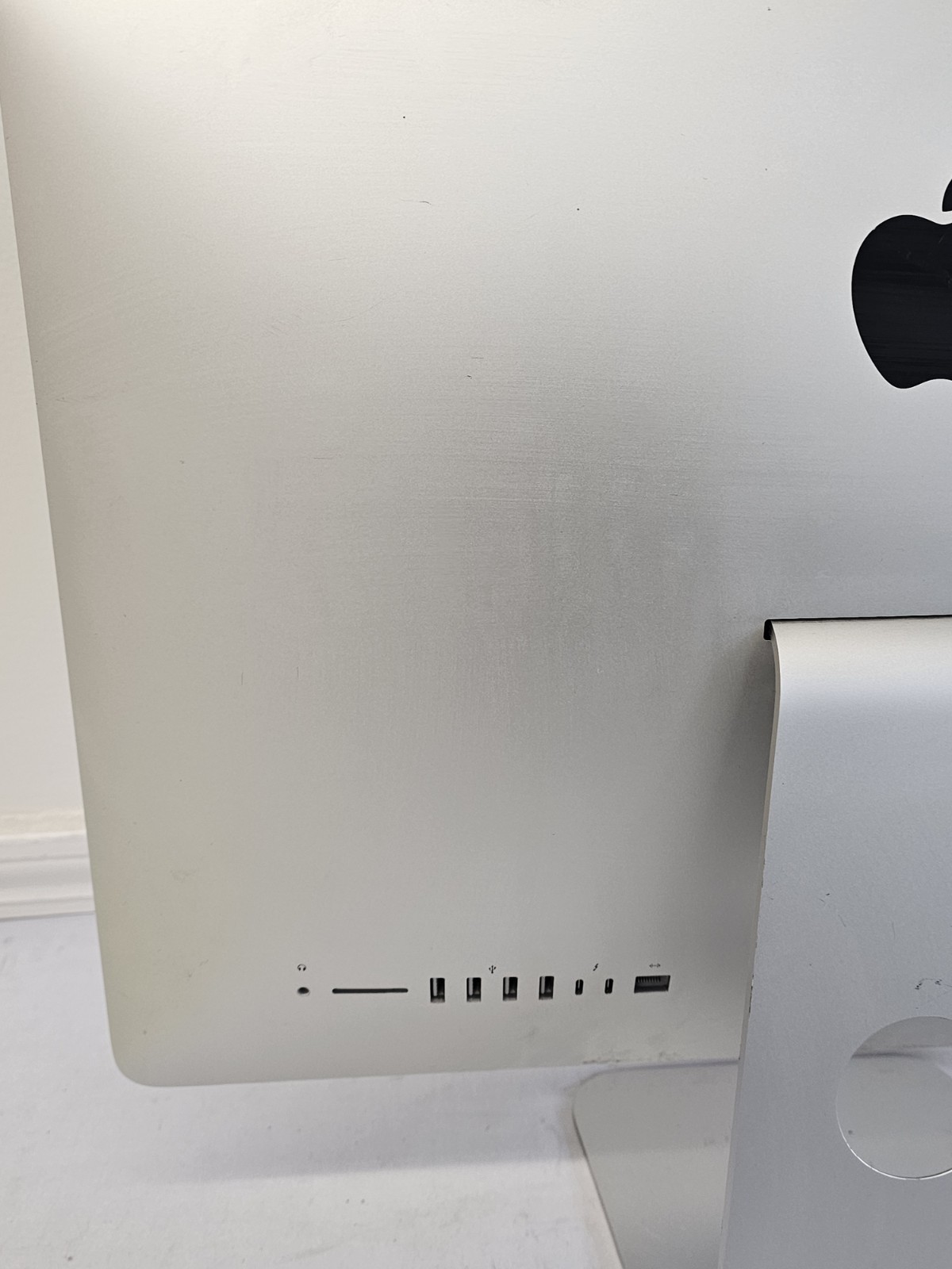 Apple iMac A1418 21.5″ 2017 – i7-7700 – 8GB RAM – 1TB HDD – Mac OS Ventura READ