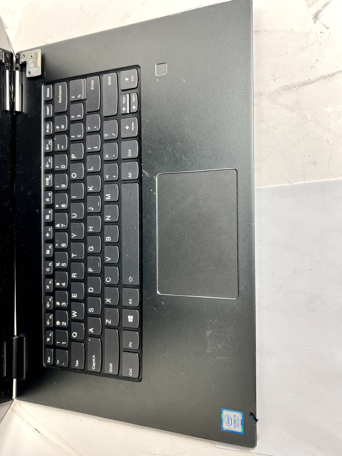 Lenovo Yoga 730-15IKB 15.6″ 2 in 1 i5-8250U 1.60 GHz 16GB No SSD As-Is *Cracked*