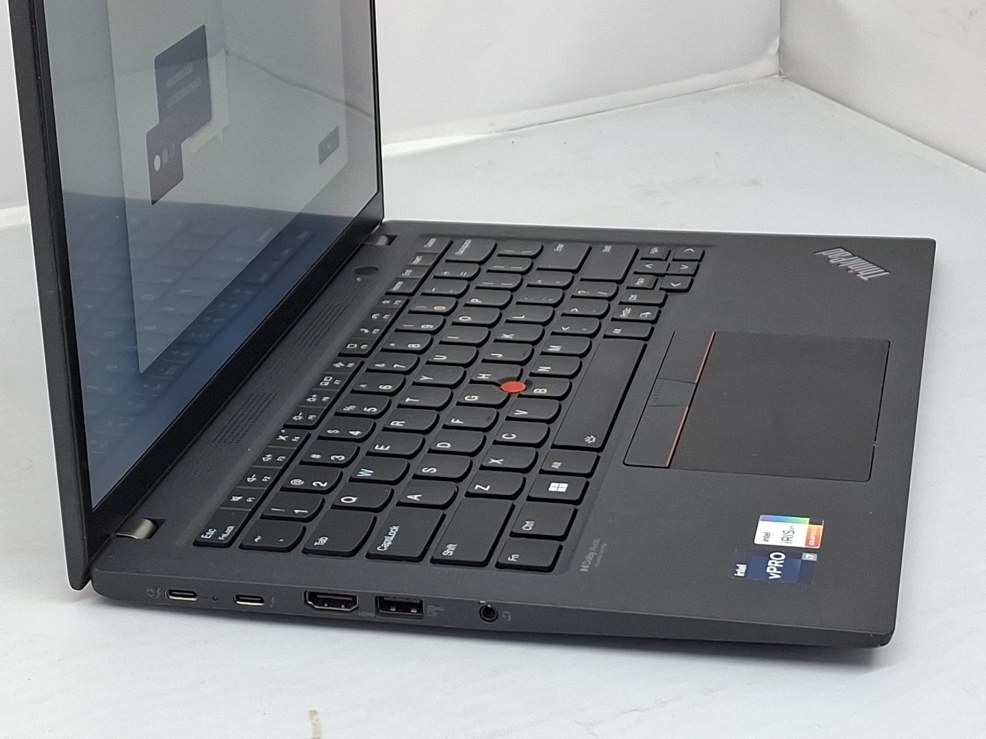 Lenovo ThinkPad T14s Gen 3 – i7-1270P – 16GB, 512GB, Windows 11 – tiny scratch