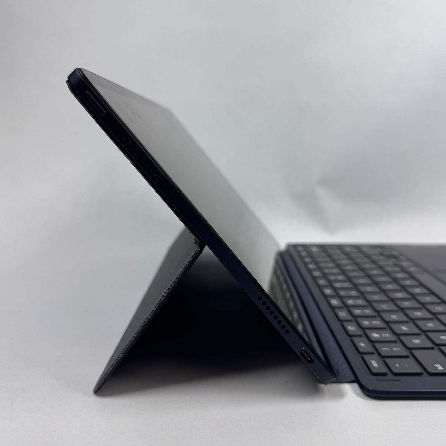 Lenovo IdeaPad Duet 5 13Q7C6 13.3″ Snapdragon 7c 2.55Ghz 8GB RAM 128GB SSD