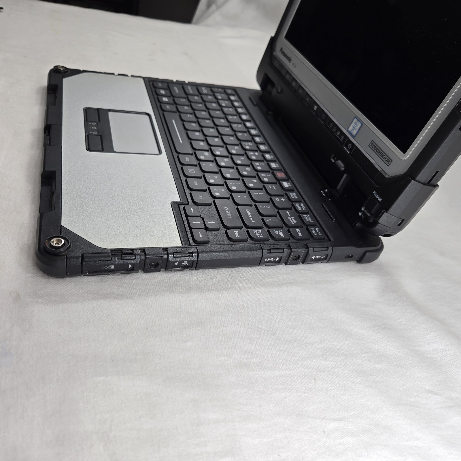 Panasonic Toughbook CF-33 i5-7300U 2.60GHz 256GB SSD 8GB Ram 4G – GPS – Grade B+