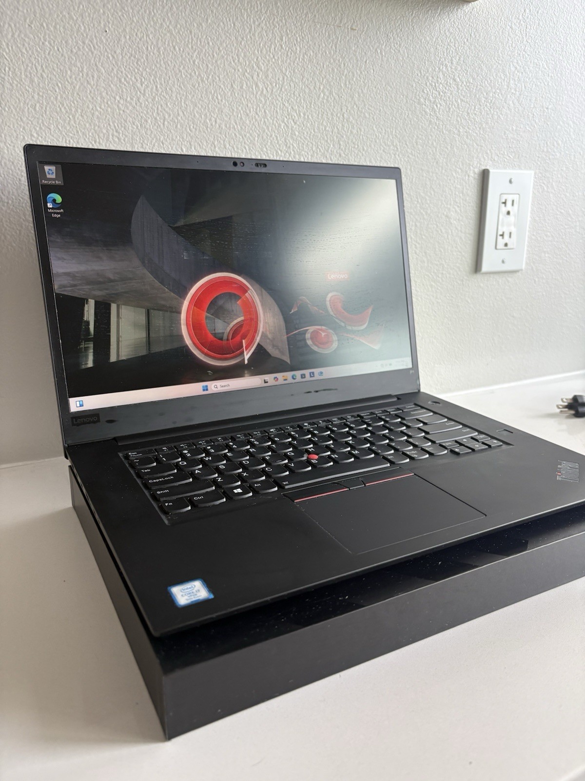 Lenovo ThinkPad P1 Gen 2 15.6″ Intel Core i7-9850H 2.60 GHz 32GB RAM 512GB Black