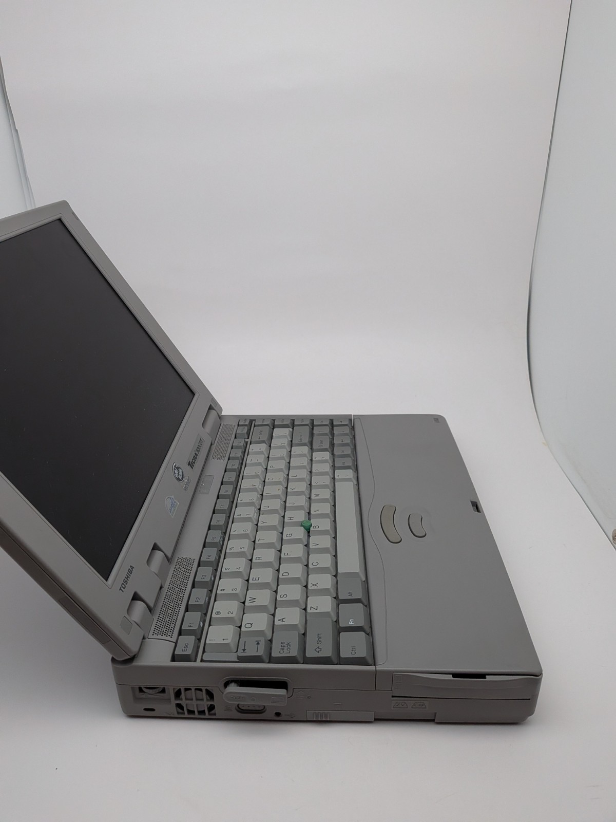 Vintage Toshiba Tecra 500CDT Notebook Computer w/HDD RAM WIN 95 *WORKS*