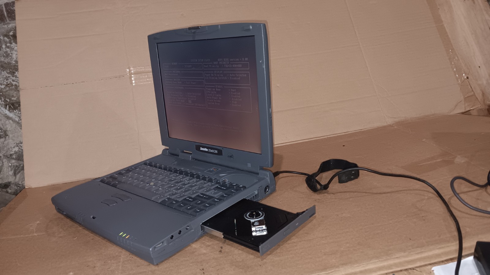 Vintage Toshiba Satellite 2545CDS Retro Laptop AMD K6-2 processor 333 MHz Parts