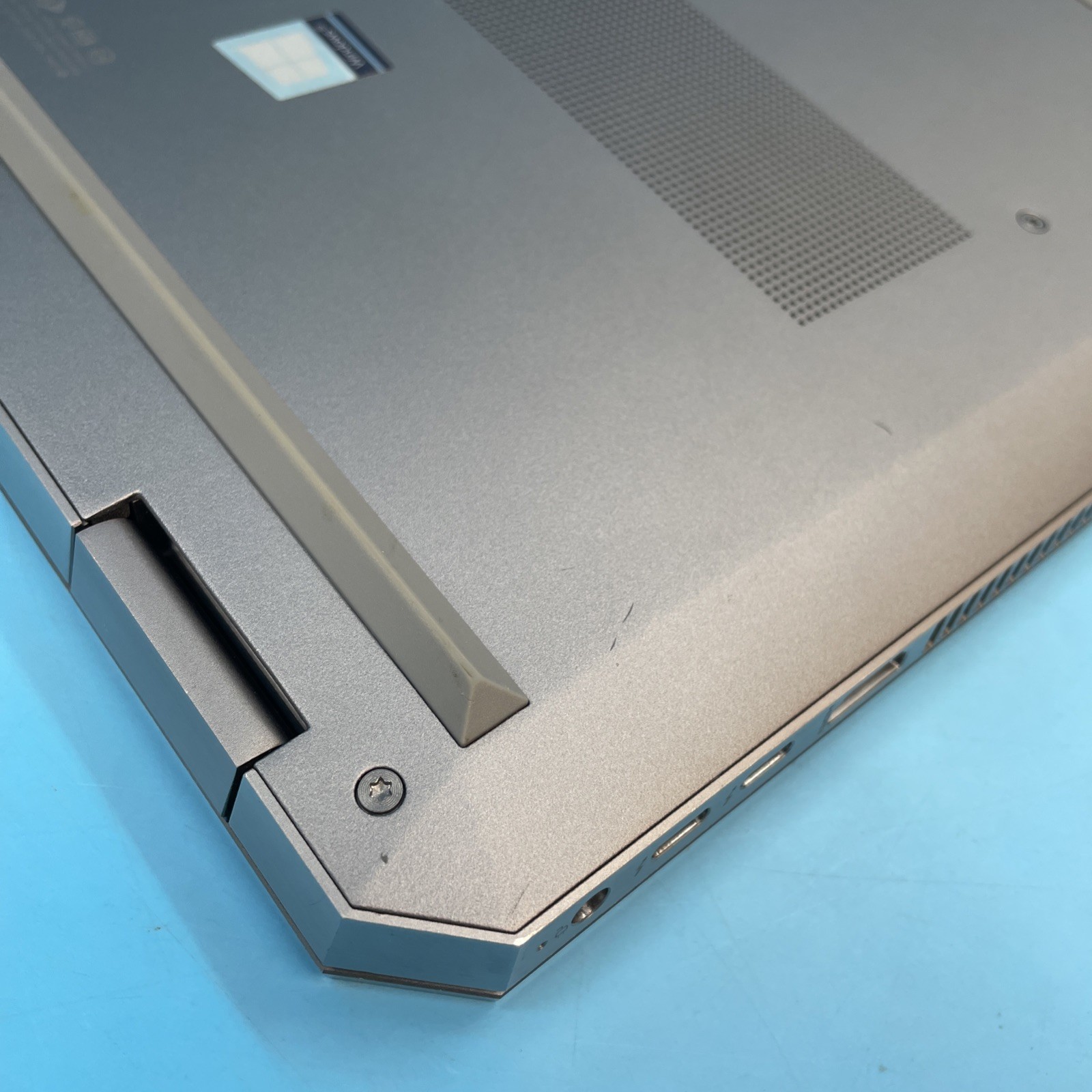 HP ZBook Studio G5 | i7-8850H | 8GB RAM | NO SSD | P1000 | NO OS | 69% BATT