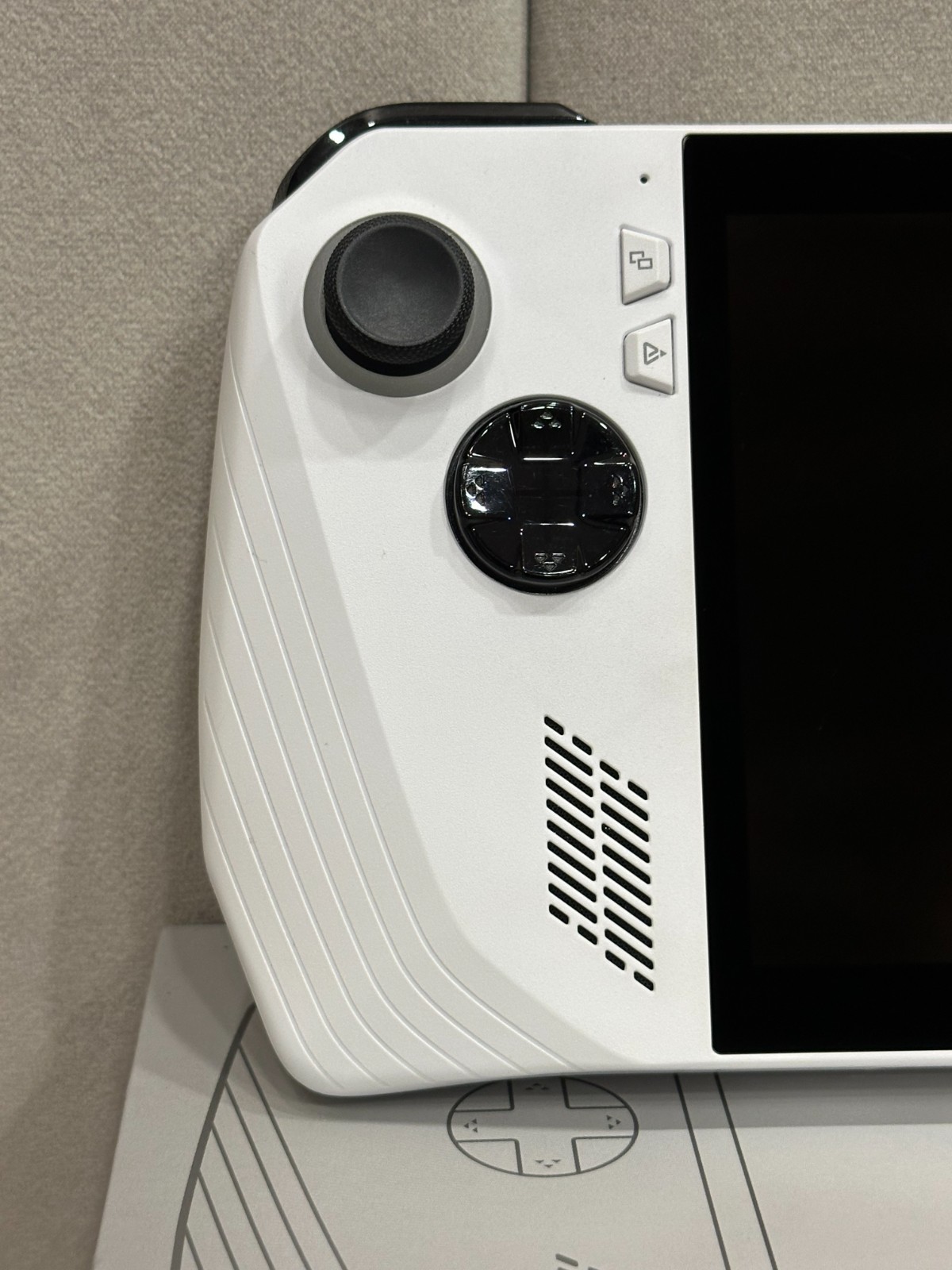 Asus ROG Ally 7″ AMD Ryzen Z1 Extreme 16GB RAM 512GB White RC71L – READ