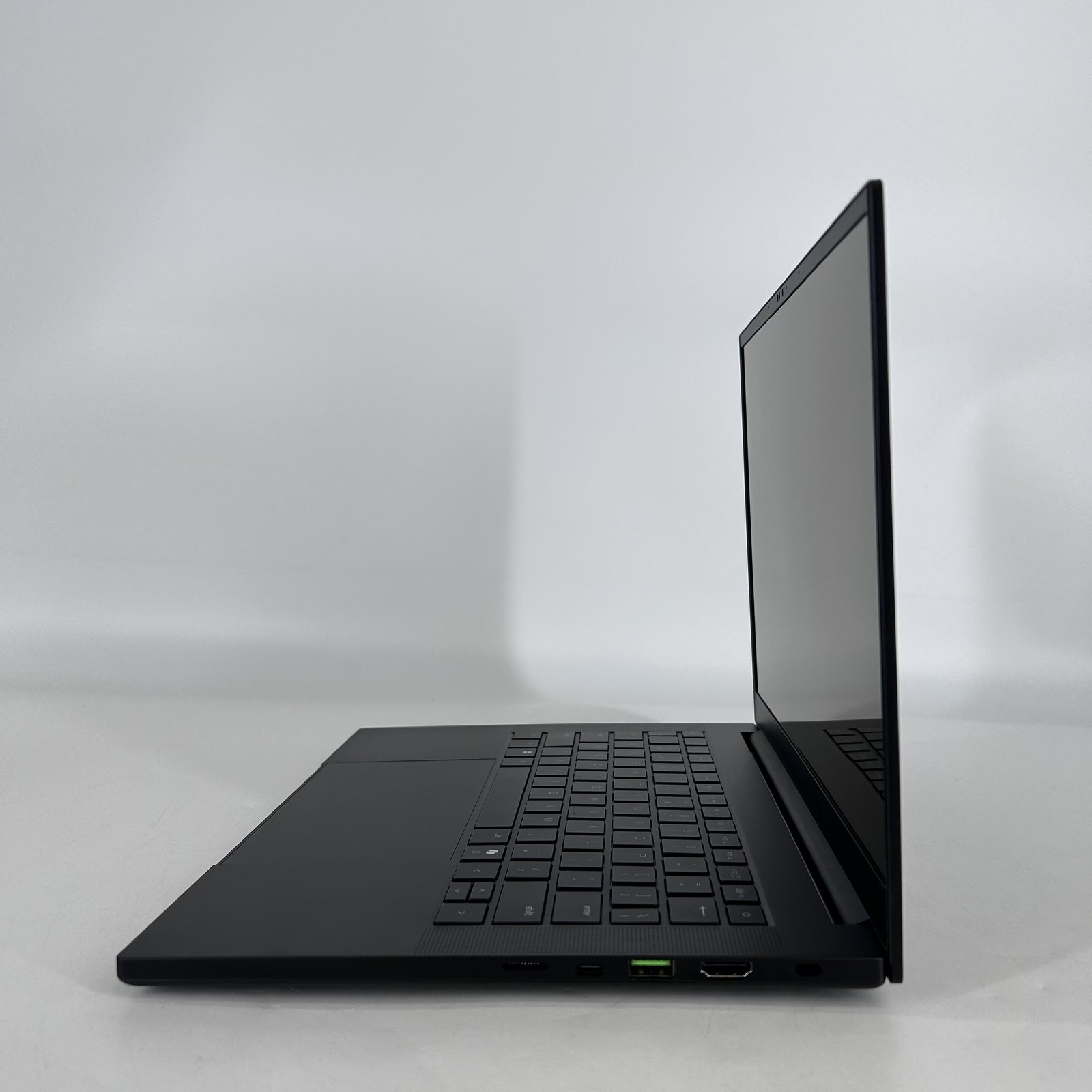 Razer Blade 14 120Hz QHD+ 2025 2.0 GHz Ryzen AI 9 365 32GB 1TB SSD RTX 5070-READ