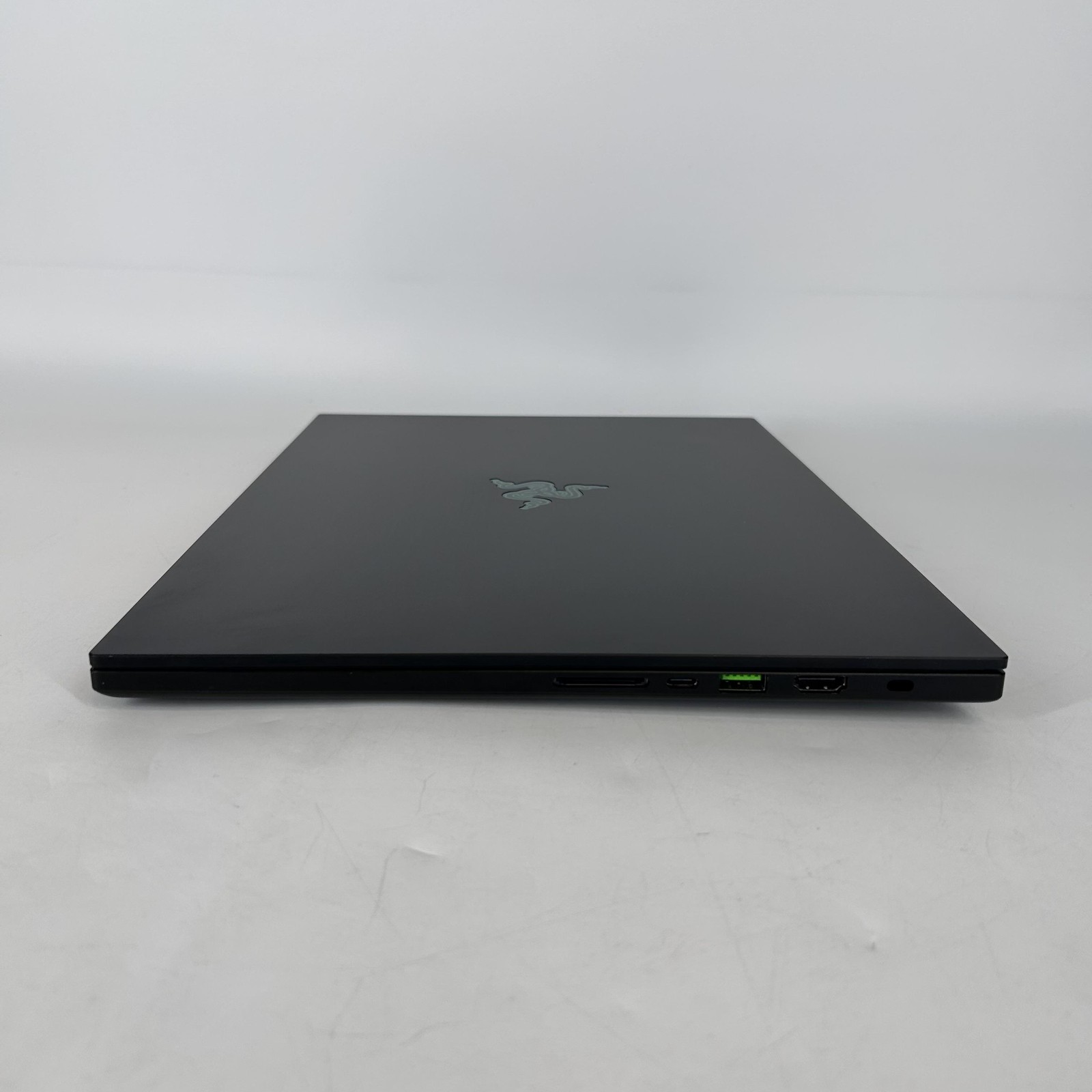 Razer Blade 16 240Hz QHD+ 2.0 GHz Ryzen AI 9 365 32GB 1TB SSD NVIDIA RTX 5070 Ti